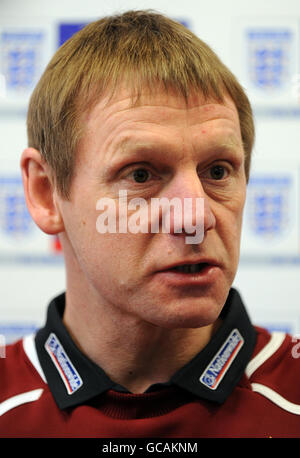 Fußball - Stuart Pearce Media Session - Nationwide Building Society. Stuart Pearce wird während der Mediensitzung bei der Nationwide Building Society, Moorgate Branch, London, interviewt. Stockfoto