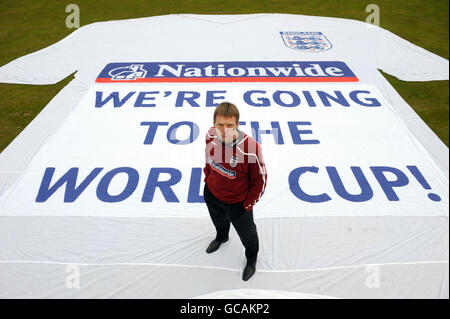 Stuart Pearce posiert mit einem großen England-Hemd während der Mediensitzung in der Nationwide Building Society, Moorgate Branch, London. Stockfoto