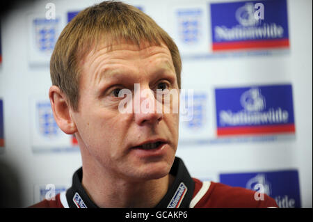 Fußball - Stuart Pearce Media Session - Nationwide Building Society. Stuart Pearce wird während der Mediensitzung bei der Nationwide Building Society, Moorgate Branch, London, interviewt. Stockfoto