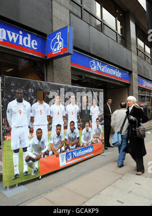 Fußball - Stuart Pearce Media Session - Nationwide Building Society. Ein Poster des englischen Teams wird vor der Nationwide Building Society, Moorgate Branch, London, ausgestellt. Stockfoto