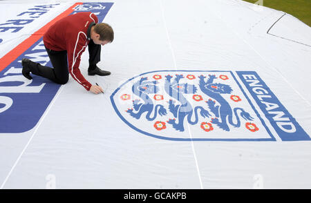 Fußball - Stuart Pearce Media Session - Nationwide Building Society. Stuart Pearce signiert während der Mediensitzung in der Nationwide Building Society, Moorgate Branch, London, ein großes England-Hemd. Stockfoto