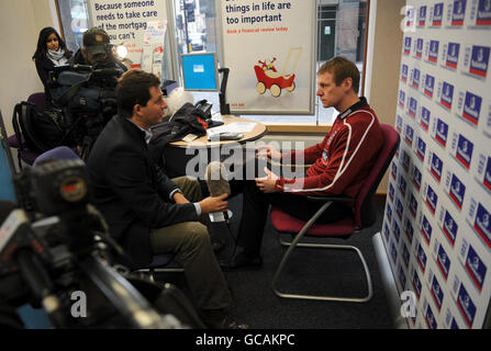 Fußball - Stuart Pearce Media Session - Nationwide Building Society. Stuart Pearce wird während der Mediensitzung bei der Nationwide Building Society, Moorgate Branch, London, interviewt. Stockfoto