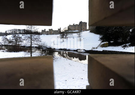 Alnwick Castle, die Heimat des Herzogs von Northumberland, liegt im Schnee, als ein Prognostiker vorhersagte, dass die winterlichen Bedingungen bis in die nächste Woche andauern könnten. Stockfoto