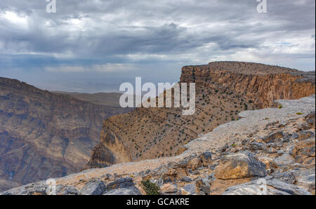 Wadi Ghul (oder Ghul), Omans Grand Canyon in der Nähe der Spitze des Berges Jebel Shams, Sultanat von Oman Stockfoto