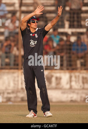 England Kapitän Alastair Cook während der Tour-Spiel im Khan Shaheb Osman Ali Stadium, Fatullah, Bangladesch. Stockfoto