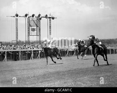 Die 70. Erneuerung der Eclipse Stakes. Das Ziel wurde von LT Col Giles Loder's 'Arctic Explorer' (Nr. 5) (rechts), Lester Piggott up, von 'Pirate King', (Nr. 1), Harry Carr up und 'Montaval', Richard Palmer up gewonnen. Stockfoto