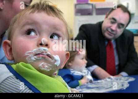 Der schottische Erstminister Alex Salmond spricht mit Kindern während eines Besuchs im Lauriston Nursery, Dunfermline, wo er seinen ersten Jahrestag feierte. Stockfoto