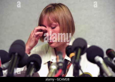 LISA LEESON, EHEFRAU VON NICK LEESON - EHEMALIGER HÄNDLER BEI DER KOLLABIERTEN INVESTMENTBANK BARINGS - VERGIESST BEI EINER PRESSEKONFERENZ IN LONDON EINE TRÄNE. LISA LAS EINEN BRIEF IHRES MANNES VOR, DER SICH DERZEIT IN DEUTSCHLAND IN HAFT BEFINDET UND AN DIE BRITISCHEN MEDIEN APPELLIERTE. Stockfoto