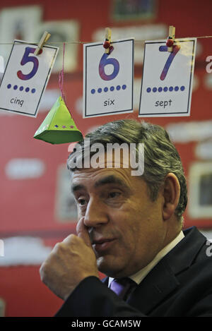 Premierminister Gordon Brown spricht mit Schülern während eines Besuchs der Woodberry Down Community Primary School im Norden Londons. Stockfoto