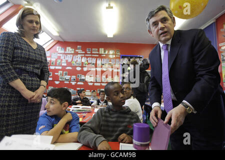 Premierminister Gordon Brown (rechts), begleitet von seiner Frau Sarah (links), spricht mit Schülern während eines Besuchs der Woodberry Down Community Primary School im Norden Londons. Stockfoto