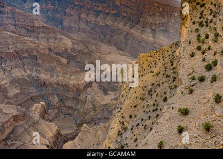 Wadi Ghul (oder Ghul), Omans Grand Canyon in der Nähe der Spitze des Berges Jebel Shams, Sultanat von Oman Stockfoto