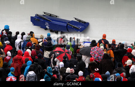 Großbritannien rutscht die Strecke nach einem Absturz während des vier-Mann-Bobs-Laufs zwei bei den Olympischen Winterspielen 2010 in Vancouver im Whistler Sliding Center in Whistler, Kanada, hinunter. Stockfoto