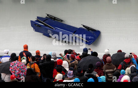 Großbritannien rutscht die Strecke nach einem Absturz während des vier-Mann-Bobs-Laufs zwei bei den Olympischen Winterspielen 2010 in Vancouver im Whistler Sliding Center in Whistler, Kanada, hinunter. Stockfoto