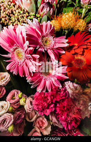 Romantischer Blumenstrauss mit verschiedenen Farben und verschiedenen Arten von Blumen wie Rose und Lilie Stockfoto