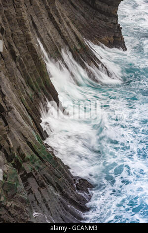 Gatklettur Klippe von sechseckigen Basaltsäulen vulkanischen Ursprungs gebildet. Halbinsel Snæfellsnes, Island Stockfoto