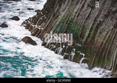 Gatklettur Klippe von sechseckigen Basaltsäulen vulkanischen Ursprungs gebildet. Halbinsel Snæfellsnes, Island Stockfoto