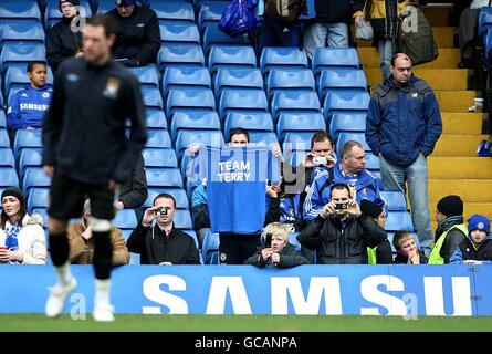 Fußball - Barclays Premier League - Chelsea / Manchester City - Stamford Bridge. Die Wayne Bridge von Manchester City (links) während des Vormatches, während sich ein Chelsea-Fan mit einem „Team Terry“-T-Shirt aufwärmt Stockfoto