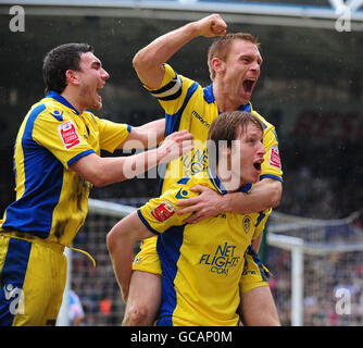 Luciano Becchio von Leeds United feiert sein Tor mit Richard Naylor (oben) und Robert Snodgrass (links) während des Coca-Cola League One Spiels im Galpharm Stadium, Huddersfield. Stockfoto