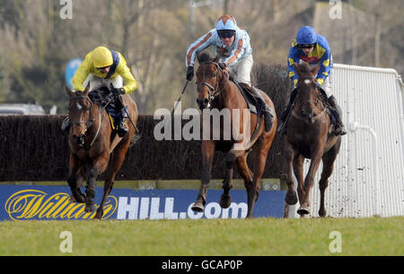 Escort'men unter Ruby Walsh (rechts) gewinnt beim Racing Post Chase Day auf der Kempton Racecourse das Williamhill.com Dovewcote Novice's Hurdle Race. Stockfoto