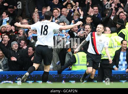 Fußball - Barclays Premier League - Chelsea / Manchester City - Stamford Bridge. Craig Bellamy (rechts) von Manchester City feiert mit Teamkollege Gareth Barry, nachdem er das vierte Tor seiner Mannschaft erzielt hatte Stockfoto