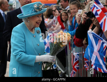 Königin Elizabeth II. hält Blumen gegeben ihr durch Mitglieder der Öffentlichkeit, als sie offiziell die Slessor Gärten Veranstaltungsfläche in Dundee am sechsten Tag von ihrem Besuch in Schottland öffnet. Stockfoto