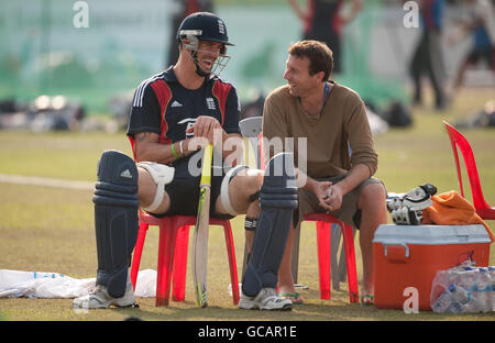 Englands Kevin Pietersen mit dem ehemaligen englischen Kapitän Michael Atherton während einer Nets-Session auf dem Shagoreka Cricket Ground, Chittagong. Stockfoto