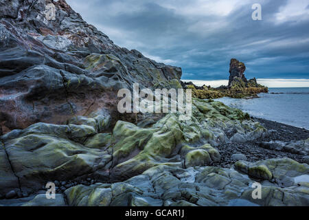 Lava Felsformationen am Djupalonssandur Strand am Fuße des Vulkans Snaefellsjökull, Island Stockfoto