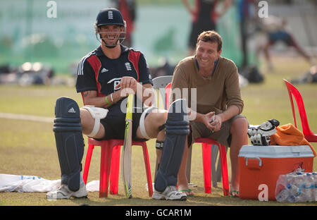 Englands Kevin Pietersen mit dem ehemaligen englischen Kapitän Michael Atherton während einer Nets-Session auf dem Shagoreka Cricket Ground, Chittagong. Stockfoto