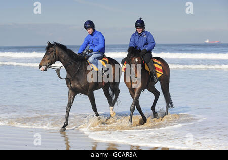 Pferderennen - Redcar Beach Galoppiert. Letzte Vorbereitungen für den großen Tag, an dem Kalahari King und sein großer Rennjockey Graham Lee am Redcar Beach, Cleveland, trainieren. Stockfoto