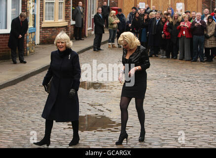 Die Herzogin von Cornwall begleitet von der Schauspielerin Beverley Callard während ihres Besuchs am Set der Coronation Street in Manchester. Stockfoto