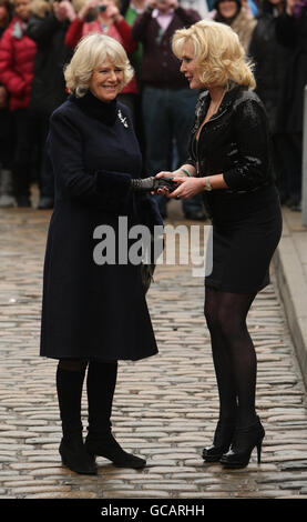 Die Herzogin von Cornwall begleitet von der Schauspielerin Beverley Callard während ihres Besuchs am Set der Coronation Street in Manchester. Stockfoto