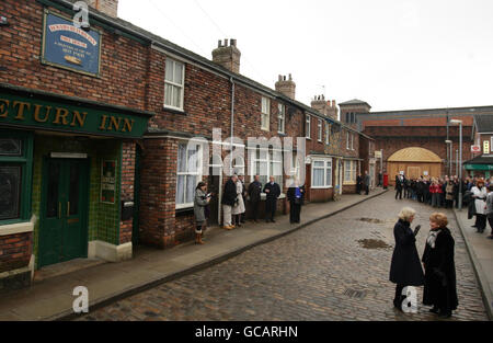 Die Herzogin von Cornwall spricht mit der Schauspielerin Barbara Knox während ihres Besuchs in der Coronation Street in Manchester. Stockfoto