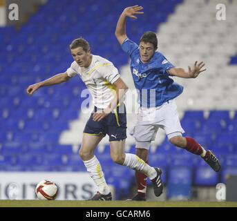 Fußball - FA Youth Cup - vierte Runde - Tottenham Hotspur gegen Portsmouth - White Hart Lane. Tottenham Hotspur's Harry Kane (rechts) in Aktion Stockfoto