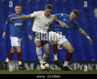 Harry Kane von Tottenham Hotspur (links) hält Portsmouth-Verteidiger Perry in die Hand Pyan (rechts) während des FA Youth Cup 4. Runde Spiel Stockfoto