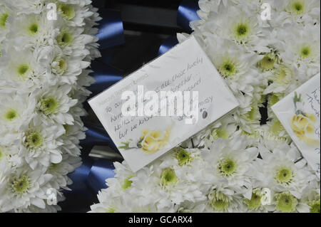 Eine Botschaft zu einer blumigen Hommage an die Beerdigung von Kapitän Daniel Read, 31, des 11 Sprengstoff-Ordnungs-Entsorgungsregiments des Royal Logistic Corps in der Truro Cathedral, Cornwall. Stockfoto