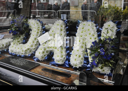 Botschaften zu einer blumigen Hommage an die Beerdigung von Kapitän Daniel Read, 31, des 11 Sprengstoffdeponie-Regiments des Royal Logistic Corps in der Truro Cathedral, Cornwall. Stockfoto