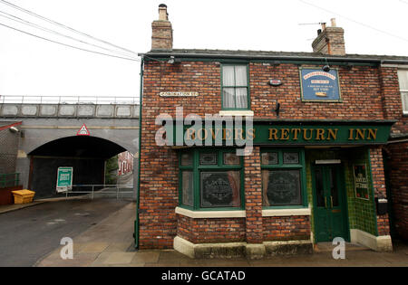 Eine allgemeine Ansicht des Rovers Return Inn am Set der Coronation Street in Manchester, als die Herzogin von Cornwall das Set heute besuchte. Stockfoto