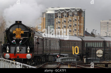 Die Dampflokomotive Tornado, die den königlichen Zug mit dem Prinz von Wales und der Herzogin von Cornwall zieht, als sie das Museum of Science and Industry in Manchester erreichen. Stockfoto