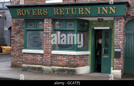 Die Herzogin von Cornwall kommt aus dem Rovers Return Pub während ihres Besuches in der Coronation Street in Manchester. Stockfoto