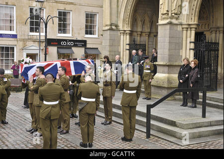 Die Frau von Kapitän Daniel Read Lorraine Read (2. Rechts) und Sally Webb (rechts), Mutter von Kapitän Daniel Read, 31, des 11 Sprengstoffdeponie-Regiments, Royal Logistic Corps, während sein Sarg während seiner Beerdigung aus der Truro Cathedral, Cornwall, getragen wird. Stockfoto