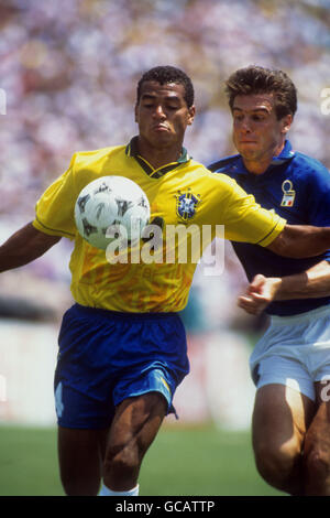 Fußball - FIFA Fußball-Weltmeisterschaft USA 1994 - das Finale - Brasilien gegen Italien - Rose Bowl - Pasedena - Los Angeles. Brasiliens Cafu hält Italiens Nicola Berti auf Stockfoto