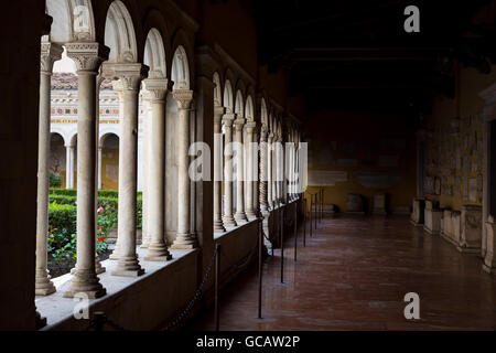 Der Kreuzgang der Basilika San Paolo Fuori le Mura. Rom, Italien Stockfoto