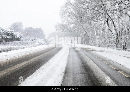 Schneefall deckt eine Landstraße in North Somerset, England. Stockfoto