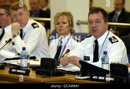 Matt Baggott (rechts), Chefkonstellator des PSNI, zusammen mit Judith Gillespie, der stellvertretenden Chefkonstellantin, bei einer Sitzung des Polizeivorstandes in Belfast.