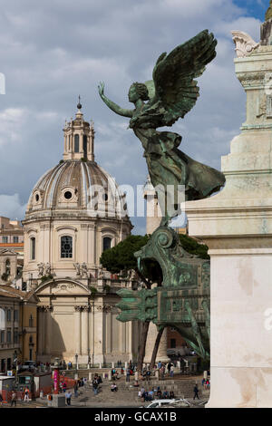 Ein Blick auf die Kirche Santa Maria di Loreto vom Vittoriano Monument. Rom, Italien Stockfoto