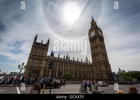 Eine solare Halo über das Parlament von Westminster und Big Ben, London, UK gesehen. Stockfoto