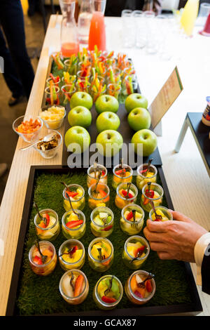 Handlese frisch geschnittene Früchte an einem gesunden buffet Stockfoto