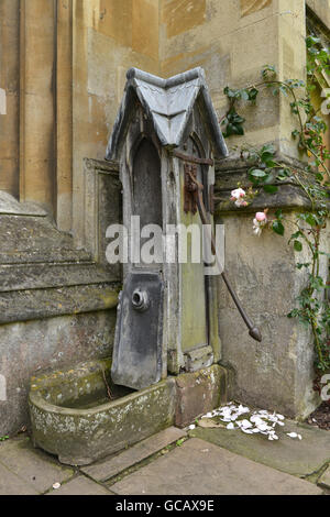 Alte Wasserpumpe im Kreuzgang des Magdalen College der Oxford University UK Stockfoto