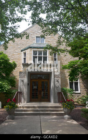 Historische Bildung Gebäude von Gothic Revival und Prairie School Architektur Stil in Western Springs Illinois Vorort von Chicago Stockfoto