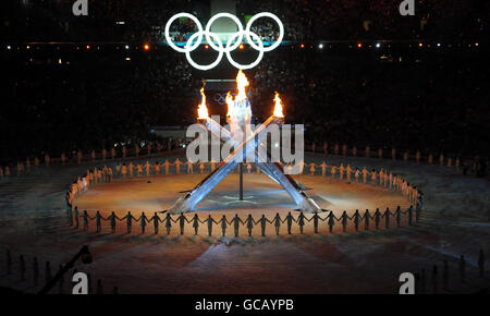 Olympische Winterspiele 2010 Vancouver - Eröffnungsfeier. Die olympische Fackel während der Eröffnungsfeier der Olympischen Winterspiele 2010 am BC Place, Vancouver, Kanada. Stockfoto